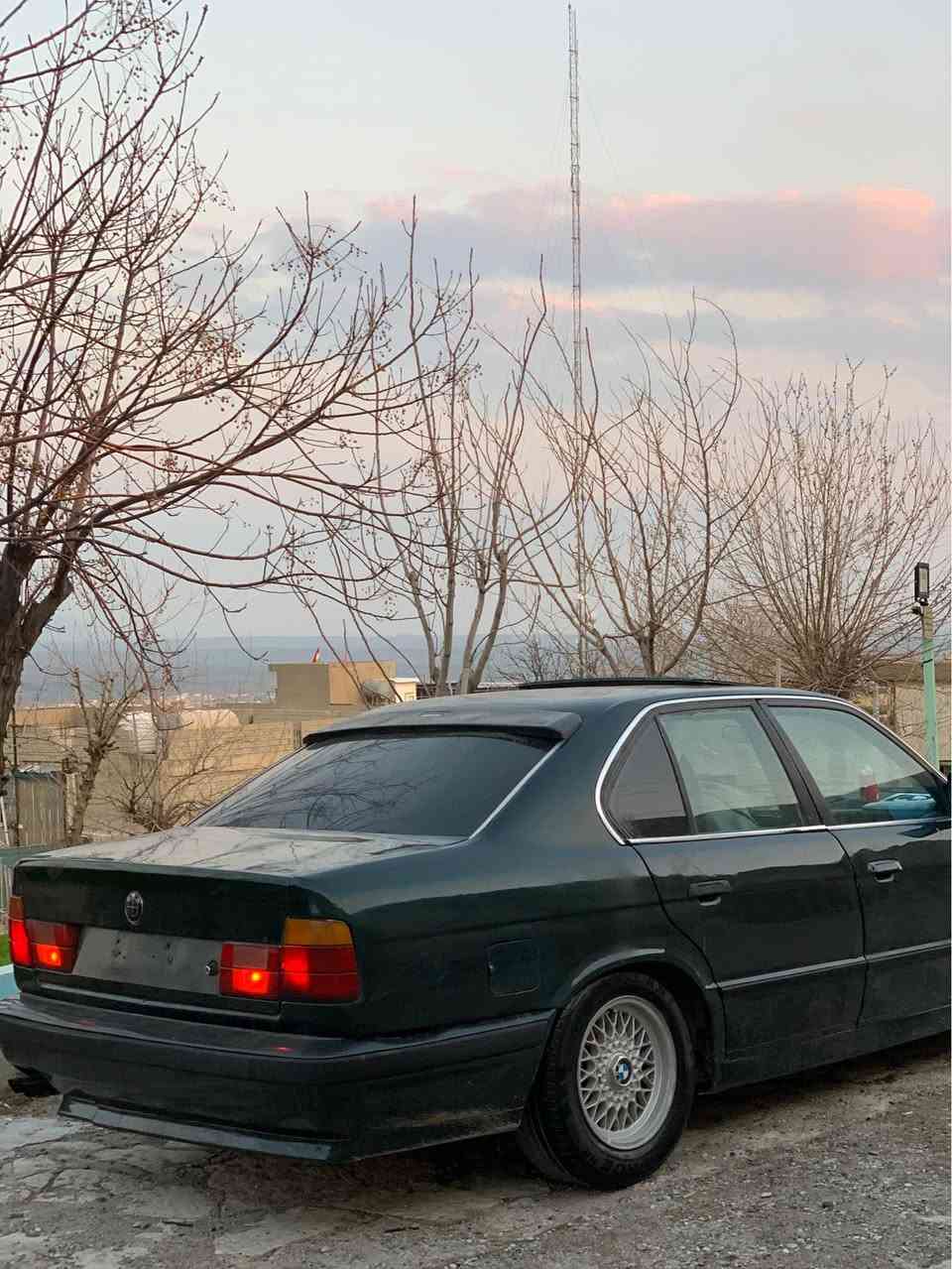 سەرەتا بە ناوی خوای گەورە 
BMW.1991.520i گیر عادی  گیرو گیرومەكینە بەشەرت تەقەو رەقەی بەشەرت   مەسو براوە  داعمو لیدرا بەشەرت پیشو دوای تازەم داگرتوە گرادنو نۆزڵ فیت پەم تازە گۆریوە دەعامی پشتو پیش ئیم  لەیت بیلادی نەو ڕەش ویل موشەبەك  كامل كارەبای ئیش داكات سڵایدە 
تیبینی سەیارەكە علوجە مالی مەدەنی بەشەرت 
*********** vibar لەسەرە كويسينجاك, أربيل
