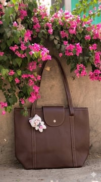 بس بـ ٦ آلاف 🔥 وتوصيل 3 بنات هالجنطة الجلد تخبل 🤎 خامة مرتبة وثقيلة مو...