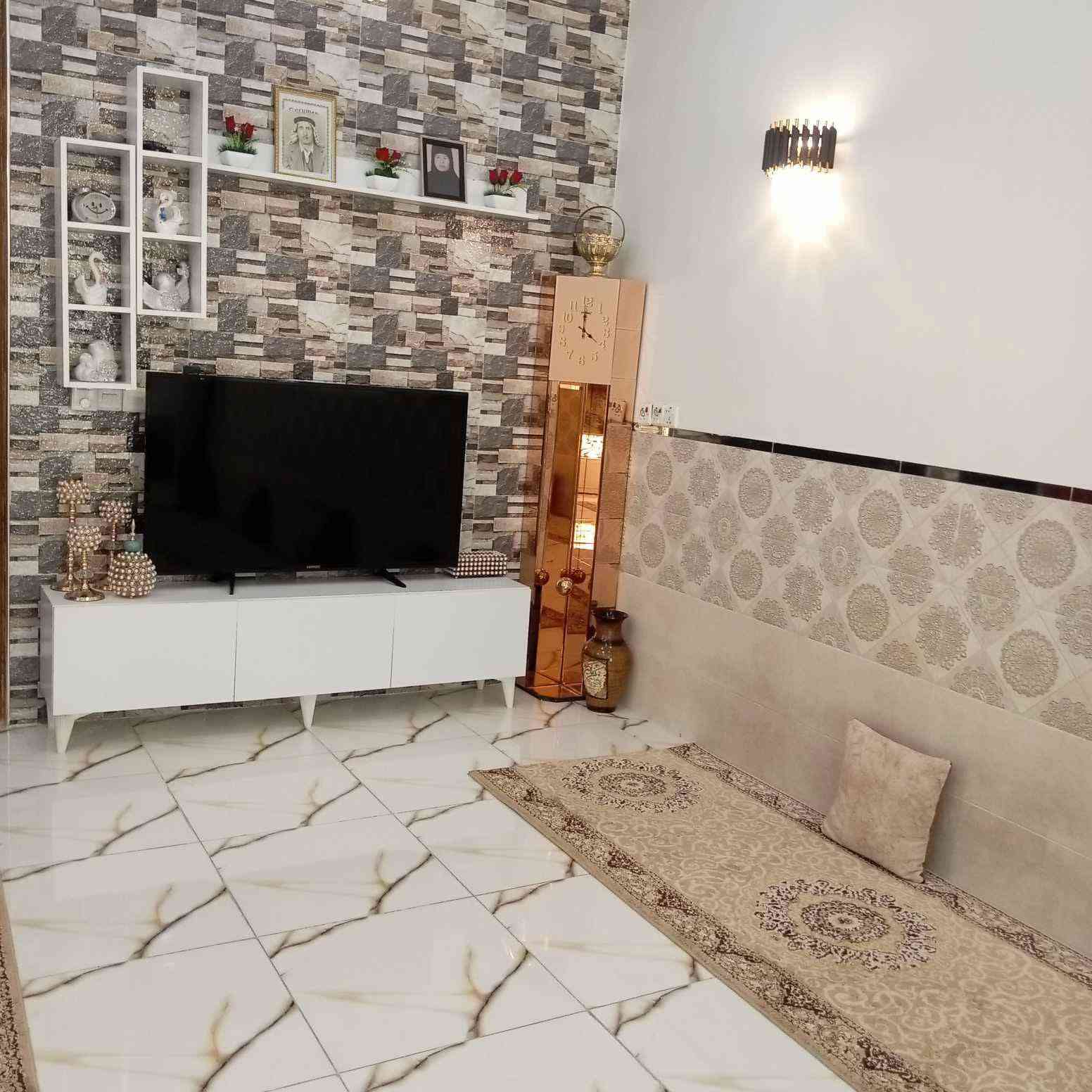 السلام عليكم بيت للبيع في جسر ديالى
منطقة الكرغولية قرب معمل ابو غزوان 
مساحة 202 متر 
يتكون من غرفتين وصالة وأستقبال
ومطبخ بالأضافة الى منور وترك خلفي 
وصحيات 
ويتكون الطابق العلوي من بيتونة وحمام وسطح امامي وخلفي اشتايكَر كامل 
السعر : 100
وللأستفسار 
(***********)
واتس(***********)
أو خاص
