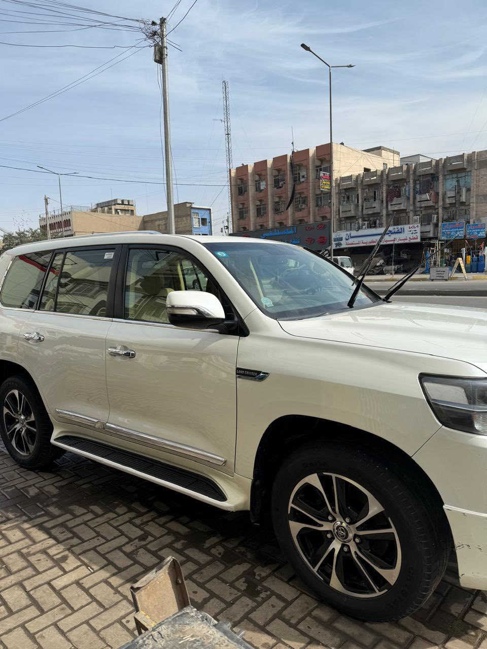 تويوتا لاندكروز 2016 بريم مكينه 6 سلندر 

ماشيه 60 

السياره باسمي رقم بغداد 

بيها بارد بالداير مال جاملغ الامامي اليسره 

مواصفات 
فتحه
بصمه 
جلد
كراسي كهرباء 
لايت اسود 
8 ايرباك 
وباقي المواصفات المعروفه مال بريم

السعر 430  

مكان السياره بغداد 

***********
