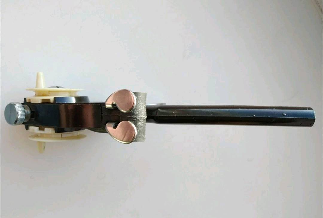 لعشاق الأنتيكات الروسية 
صنارة صيد عتيقة سوفيتية (حورية البحر ) 
كانت تستخدم لصيد السمك في الشتاء

متوفر قطعتين نفس اللون  فقط ، موضحة بالصور .
(سعر القطعتين معاً 85,000)