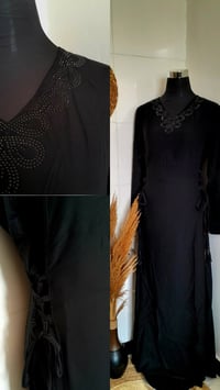 "تتوقعون شكد صارت الأسعار؟ 😍👇" أو "إذا شفتي السعر ما راح تصدكين تخفيضا...