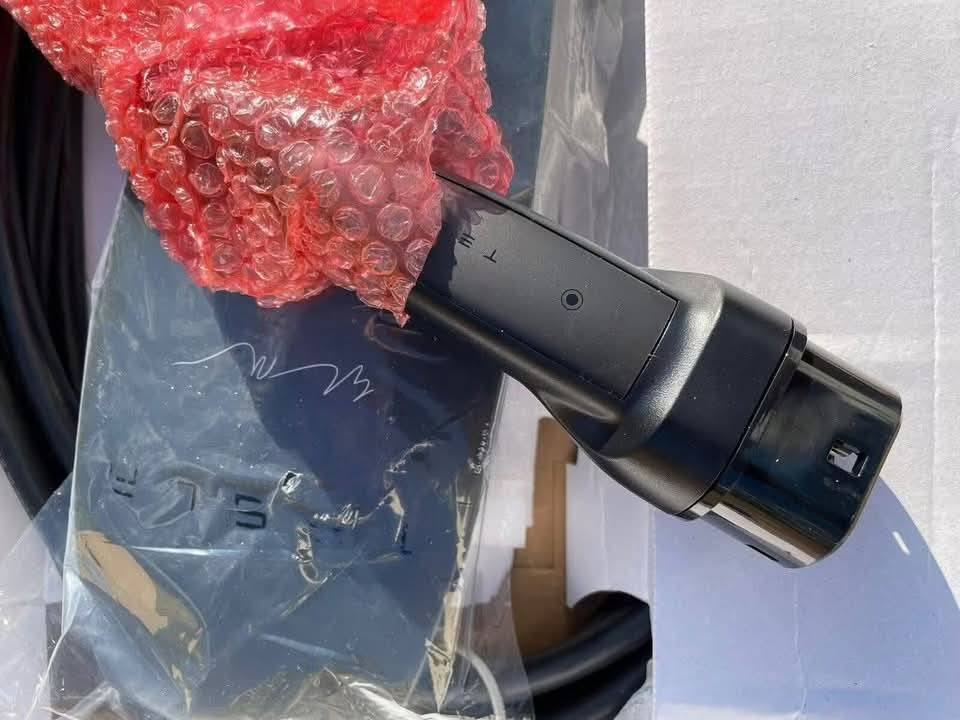 شاحن Tesla Wall Connector (إصدار التوقيع المحدود) ⚡️
متاح للبيع شاحن تسلا الجداري الأصلي Signature Edition باللون الأسود المطفأ الفاخر، ويحمل توقيع "إيلون ماسك". هذا الإصدار "قطعة جامعيين" نادرة ولم يكن متاحاً للشراء المباشر.
المواصفات الفنية:
الموديل: Gen 2 Signature (يتميز بكابل أطول وأكثر تحملاً من الأجيال الأحدث).
القدرة: يدعم شحن فائق السرعة 22kW / 32A.
النوع: Three Phase (ثلاثي الأطوار) لضمان أقصى كفاءة.
المقبس: Type 2 (متوافق مع تسلا ومعظم السيارات الكهربائية الأوروبية والخليجية).
الحالة: جديد تماماً (Open Box) لم يُستخدم، بكامل ملحقاته والكرتونة.

الي يريدها يراسلني


**إذا كنت صاحب هذا الإعلان وتريد حذفه لأي سبب، رجاءا أرسل رسالة إلى الدعم الفني**