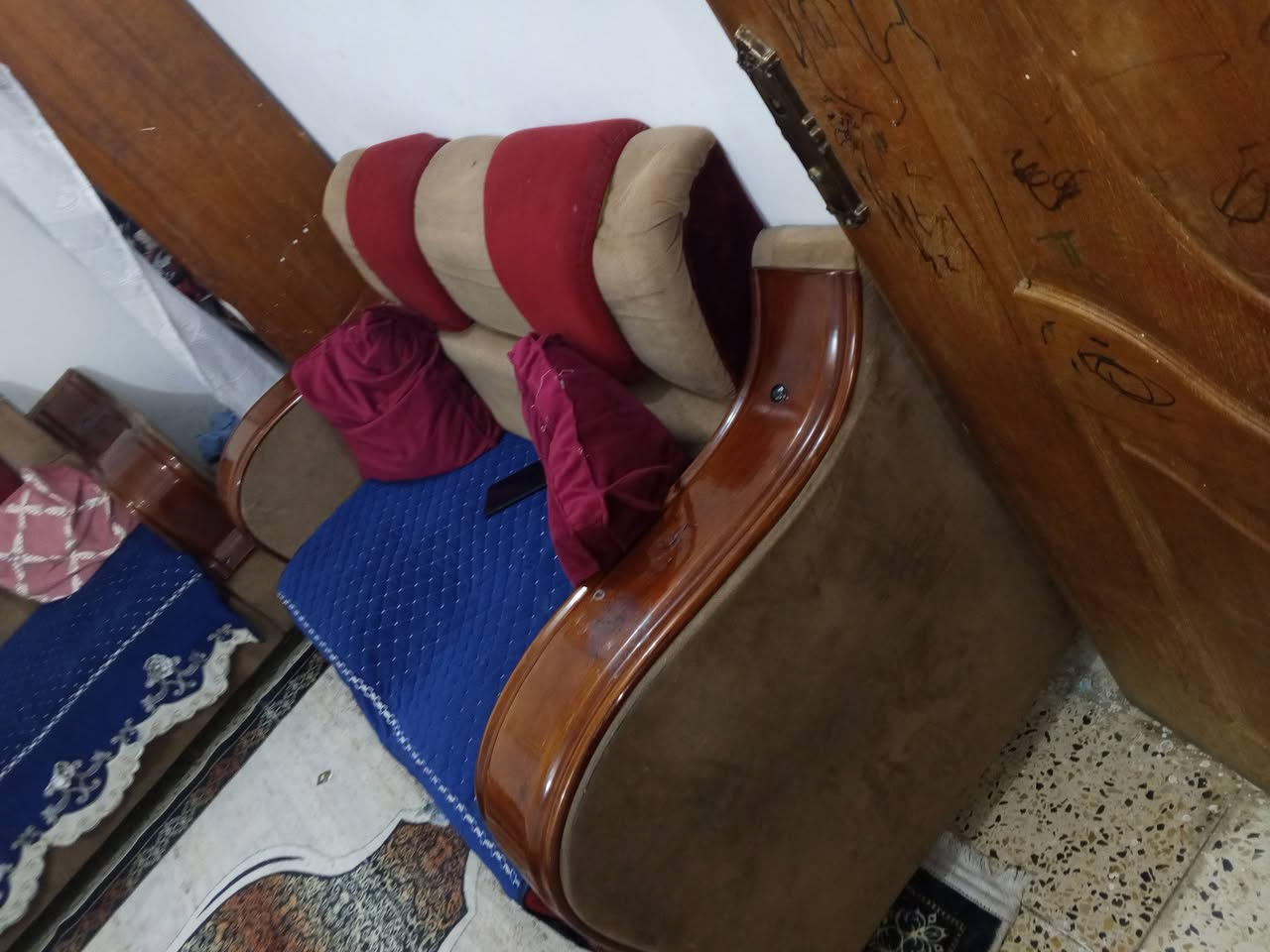 ديوان للبيع السعر ٢٥٠وبي مجال الاتصال على الرقم ***********
