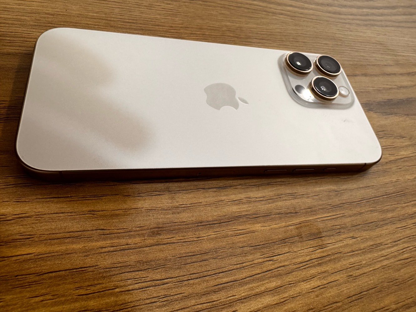 للبيع آيفون 16 برو ماكس (iPhone 16 Pro Max)
 اللون: ذهبي (Gold).
 المساحة: 256 جيجابايت.
 صحة البطارية: 97%.
 الضمان: الجهاز داخل ضمان ماستر.
 الحالة الفنية: الجهاز بحالة الوكالة، لم يسبق له الدخول لأي صيانة (شرط الفحص).
 الحالة الخارجية: الشاصي نظيف جداً ومضمون من أي شخط أو خدش، استعمال راقي جداً.
 السعر: 1,500,000 دينار عراقي (وبيه مجال للطيبين).
 المكان: بغداد.
 للتواصل: ***********.
الجهاز أخو الجديد، جاهز للاستخدام المباشر. للمهتمين بالشراء يرجى الاتصال أو المراسلة.
