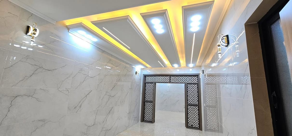 إعلان مكتب اياد عن دار للبيع في النجف الأشرف.🧿اللهم صلِ علىٰ محمد وآل محمد 🧿حي الجامعه   طابقين 150م

التفاصيل:عندك عقار للبيع او مراوس دار قطعه ارض مرسله مكتب على وساب 

- المساحة:150م واجه 7/50ونزال 20
- الطوابق: طابقين
- الغرف: 4غرف نوم
- البناء: فول VIP
- الموقع:حي الجامعه شارع 20  
- التصميم: لوحة فنية مع لمسات أنيقة

الطابق الأول:غرفه 1وصاله مطبخ  استقبال صحيات 

الطابق الثاني:3غرف نوم صاله صحيات 

التواصل:

- مكتب : ***********/***********
- العنوان: حي السلام شارع المكاتب او شارع ابو دجاج قرب شارع مستوصف 

هذا الإعلان يظهر دارًا فاخرًا للبيع، مع تصميم عصري وتصميمات أنيقة.
