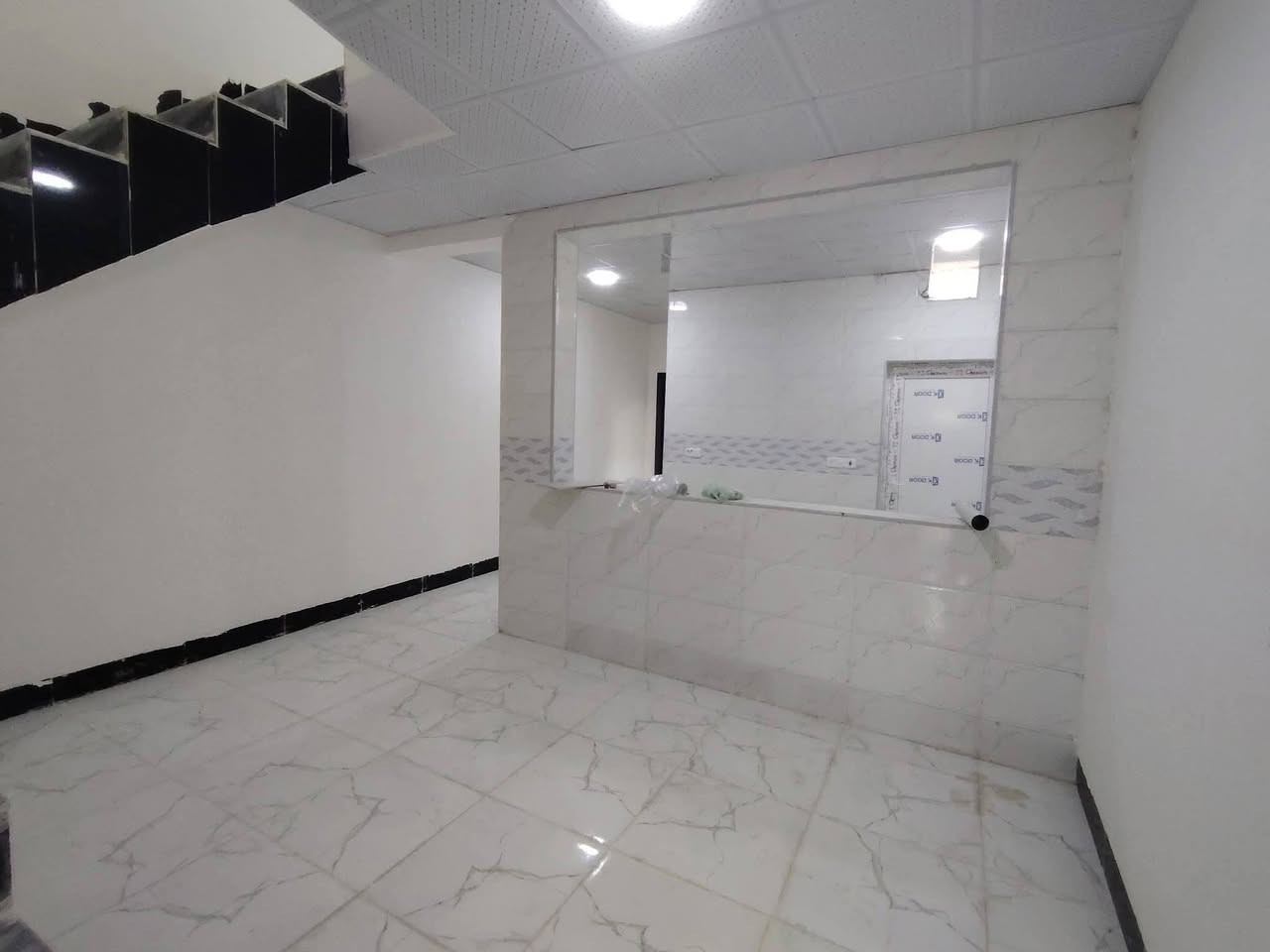 السلام عليكم
دار للبيع #تكريت الديوم ال١٦الف قرب الفلكة
 مساحه 100 متر واجهه 5 متر
 بناء حديث يتكون من 
3 غرف نوم
صاله وسطيه
مطبخ
استقبال
3 مجاميع صحيه
ارضيه بورسلين 
سقوف ثانويه
للاستفسار الاتصال *********** المدينة المنورة للعقار
