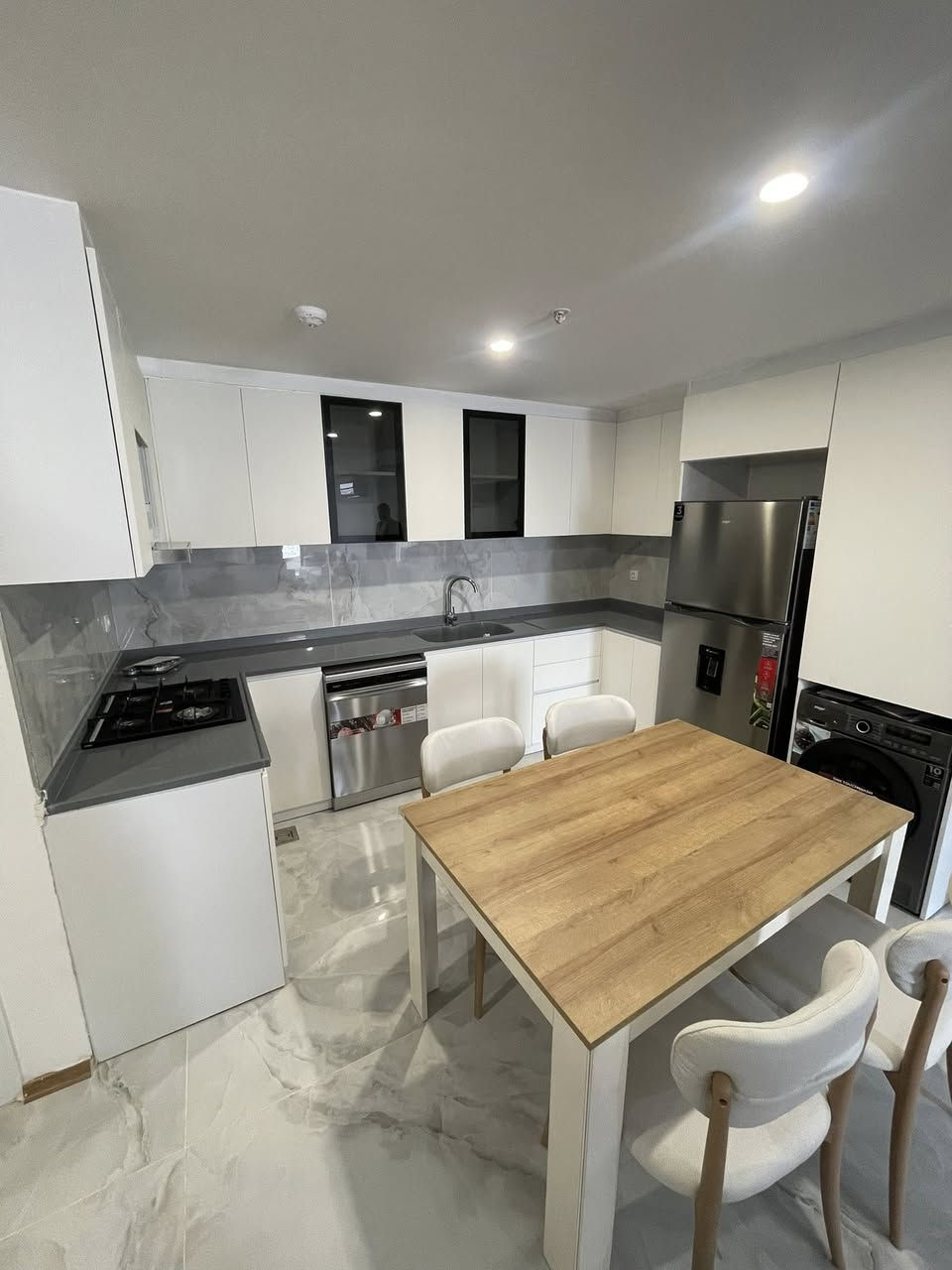 عرض للموثثة اول شهر يدفع نص ايجار والخدمات مجاناً 
والغير مؤثثة اول شهر الايجار مجاناً والخدمات مجاناً كذالك

شقة لللايجار إمباير بيرل 
المساحة : ٢+١ ١٢٧متر  الغرفتين سويت
الموقع : طابق ١٣ العمارة B1 شقة A5 
بدون اثاث  ٦٠٠ دولار مع الأثاث  ٨٥٠ دولار أو ٩٠٠ حسب الأثاث
للتواصل :
***********
