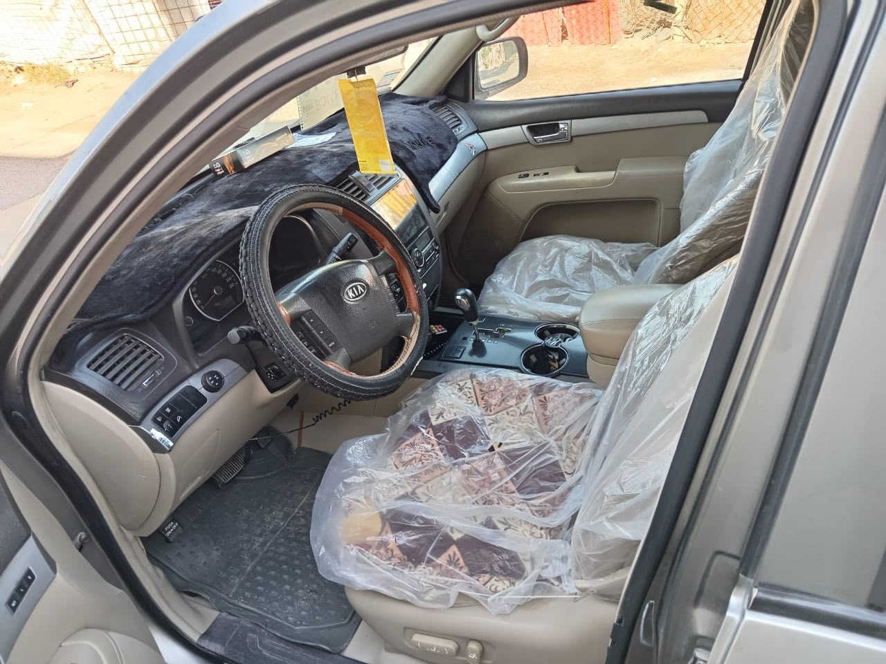 السلام عليكم ورحمة الله
سياره مهافي 2011

 فول مواصفات ما عدا الفتحه 
كشن كهرباء 
زركات
ويل كب
حساس 
٣ قطع تبريد ثلج
٧ راكب
السياره وارد كوري 
مكينه 8 سلندر 
كير جدد 
رقم كوت 
السعر 130
***********
