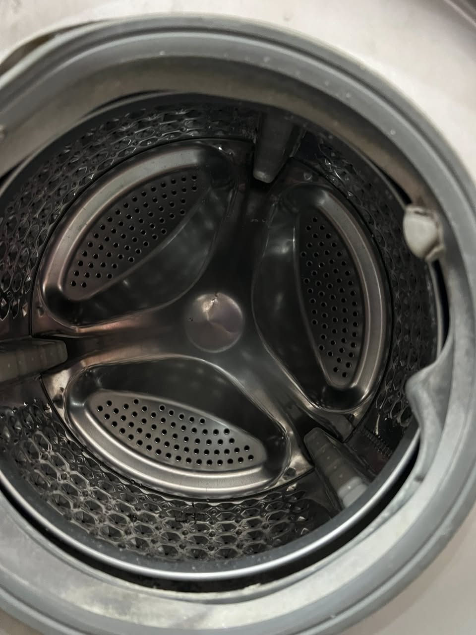 السلام عليكم ورحمة الله وبركاته 
يوجد غساله اوتوماتيك للبيع مستعملة ونضيفة 
شغالة شرط هي تحمي مي راقية جدا 
الشراي يتصل ***********
