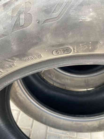 السلام عليكم 
تخم تاير 275/50/22 برجستون امريكي اصلي  نضيف جدا اخو الجديد انتاج سنة 2023 شهر 12 عنوان حي العامل شارع 7 نيسان للاستفسار هذا رقمي *********** و بي واتساب
