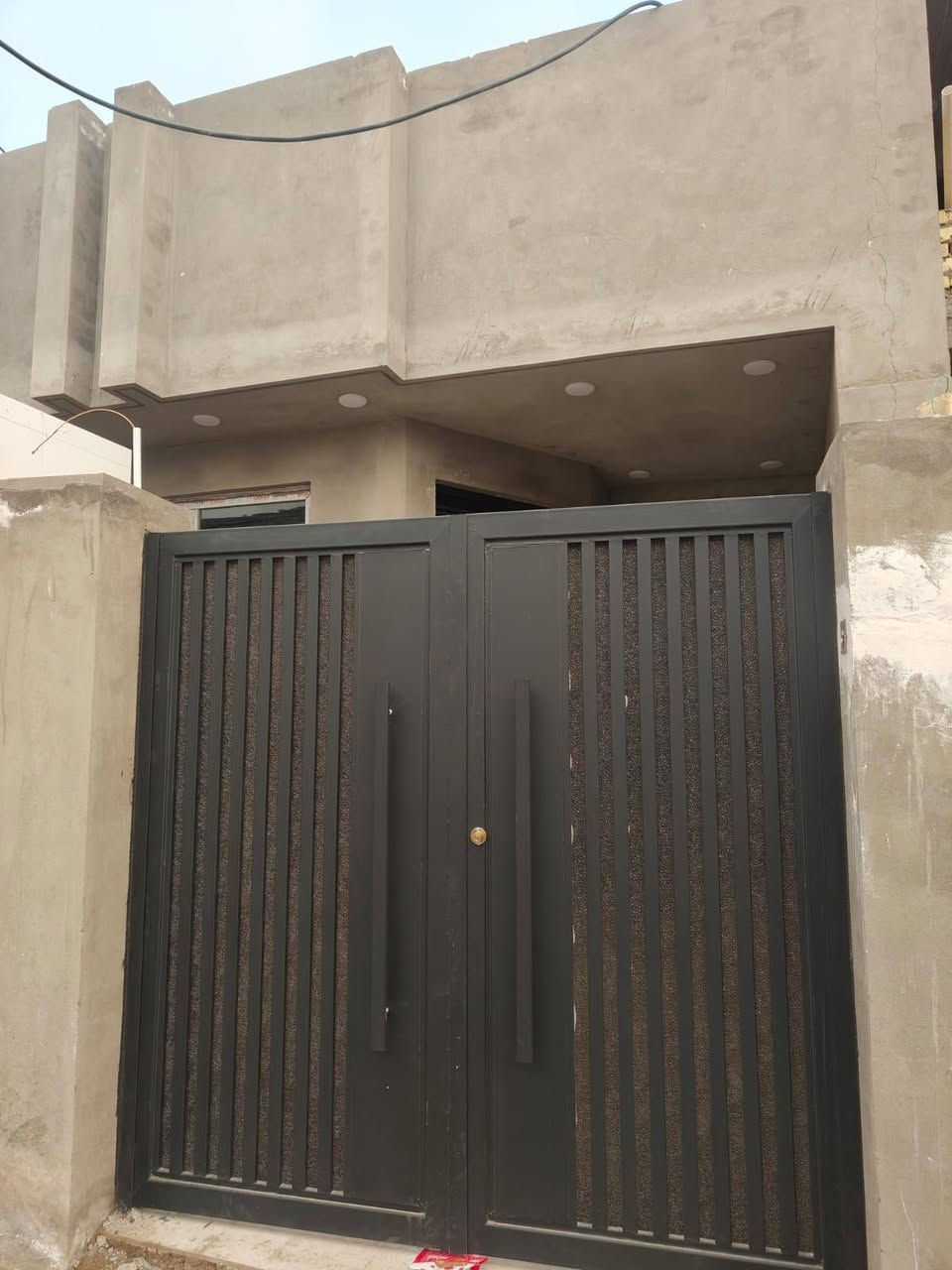 للعائله الصغيره فقط
دار للأيجار مساحه 125متر  بناء 2025 
جاهز للسكن الموقع حي العسكري 
مقابيل روضة المروج الخضراء 

للأتصال ***********
