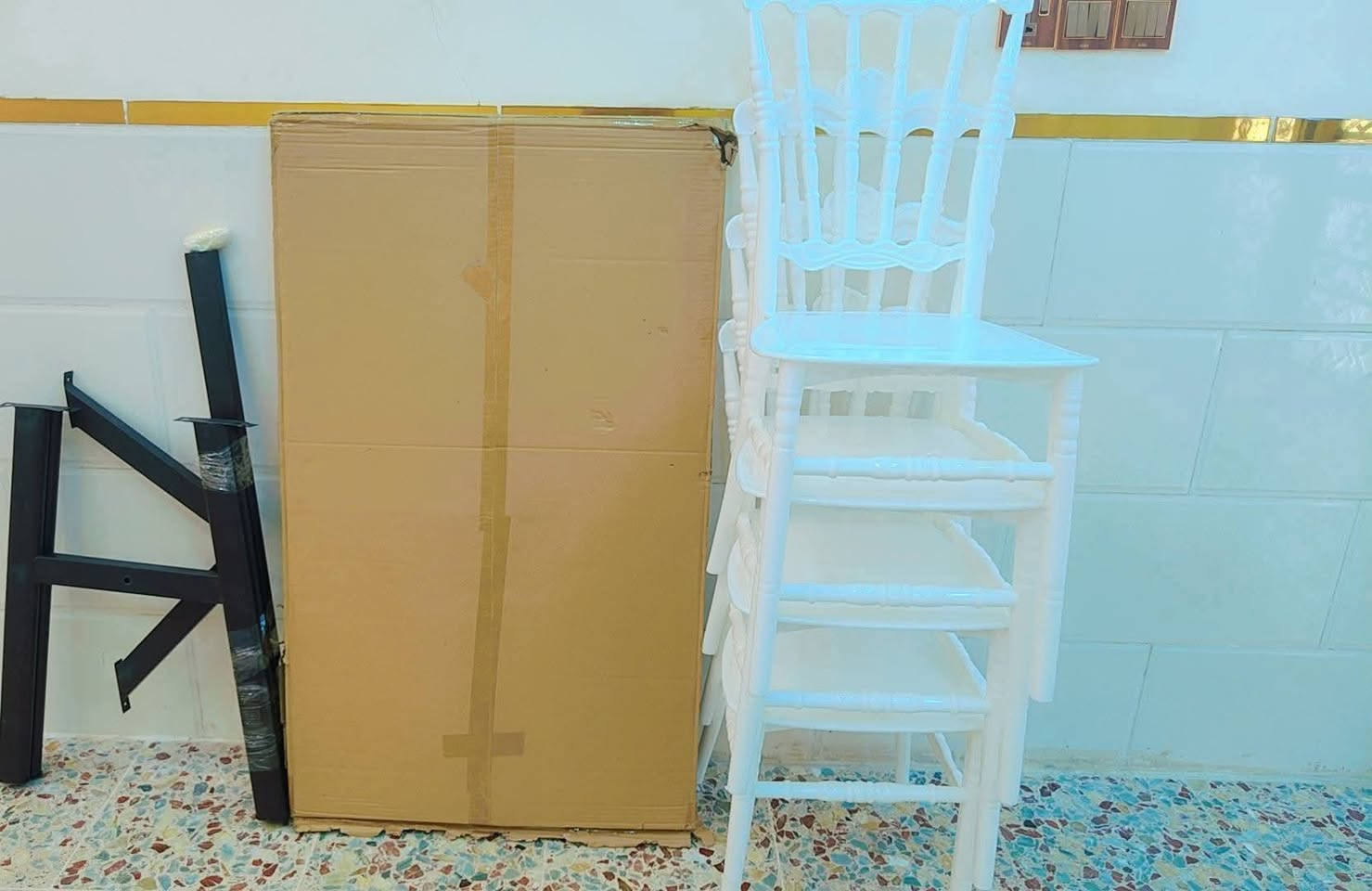 ميز طعام مرمر بورسلين بلكراتين الابيض والرصاصي نفس المنصوبات ثقيل لاعلى درجة عنوان شارع فلسطين تقاطع الصخرة *********** موجود توصيل
