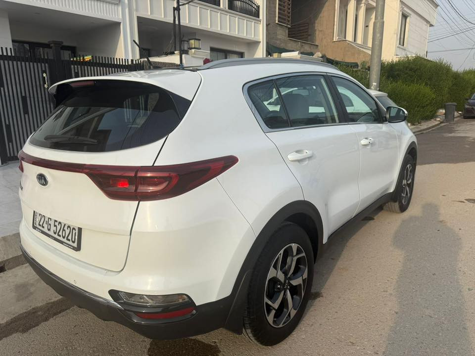 السلام عليكم 
كيا سبورتج موديل ٢٠١٩ 
خليجي مكفوله من الصبغ والضربه والبارد 
ماشي ١٥٠ مواصفات فول بانوراما بصمه عمل السيارة جديده بمعنى الكلمه رقم اربيل السنوية ورقم وهزه جديده السعر ١٨٨ ورقه للاتصال *********** موجوده بالاعظميه او في اربيل داخل جلد
