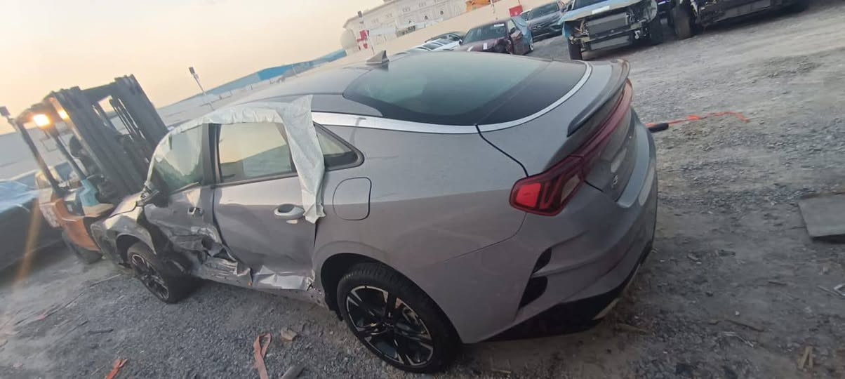 سلام عليكم 
كي فايف 23 وارد امريكي  
اللون اسمنتي لون المميز وللمرقوب 
السياره جديده 
المواصفات 
جيتي لاين 1600 تيربو 
معروفه مواصفات
لد البرتقالي 
الداخل احمر 
تشغيل عن بعد 
مانع انزلاق 
شاشه كبيره 
هاند بريك بصمه 
جنطه ذكيه 
تحديد مسار 
اهواي مواصفات بيه والكل يعرف مواصفات
جيتي لاين 
السياره ماشيه 38 ميل 
تبريد ثلج 
حداده 100/100
تايرات جدد 
الحادث تبديل بيبان 2 والمدكر نفس اللون تفصيخ امريكي 
بيه بارد حد شبر بل بنيد والمدكر الخلفي شبر 
طخت عندي  
السياره معوقين بصره 
السعر 145 وبيه مجال للطيبين 
المكان البصره الزبير 
*********** مالك السياره
