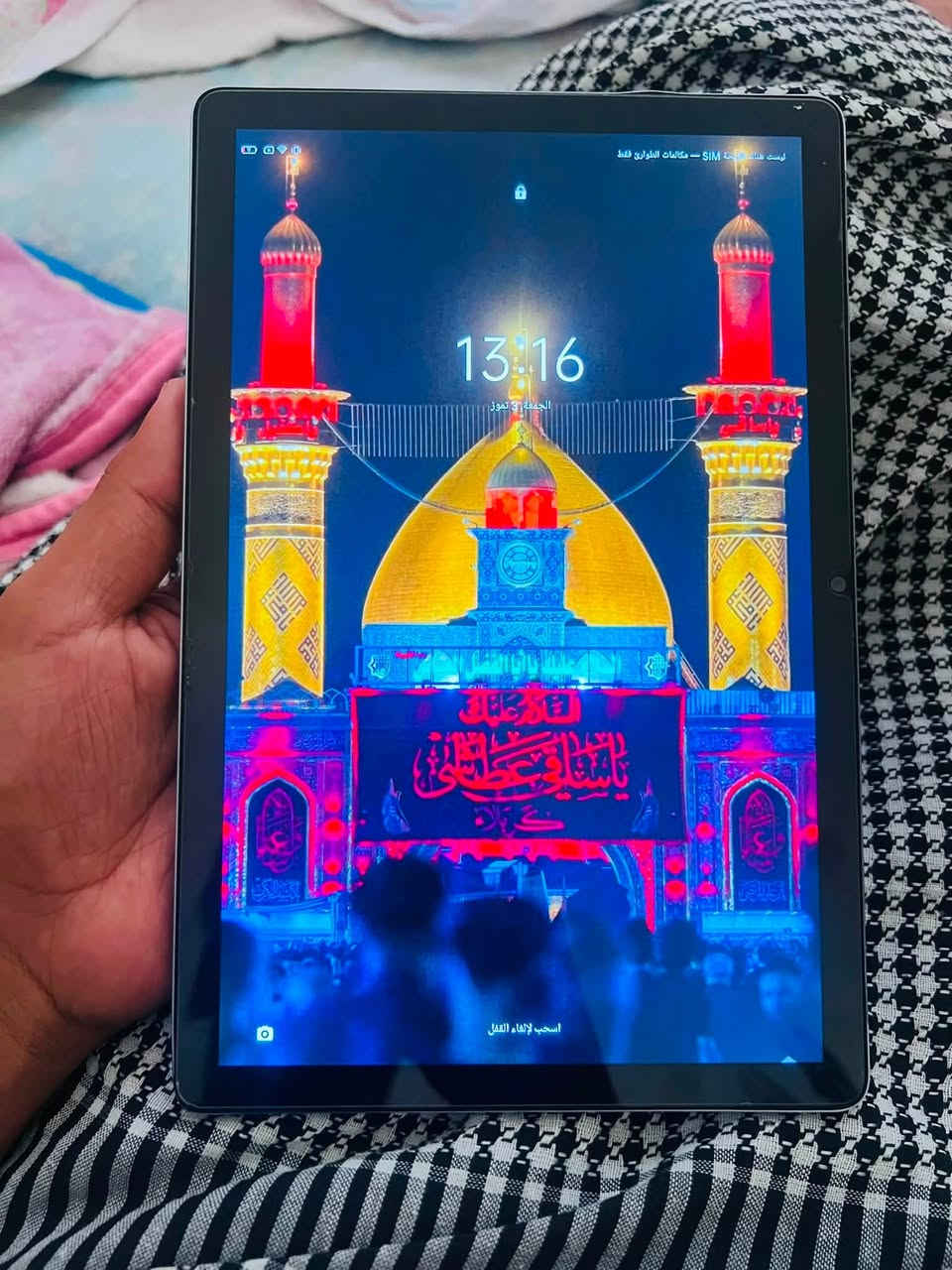 للبيع ايباد Blackview Tab 16 (8GB RAM / مواصفاته كاملة:
الشاشة

* 📱 11 إنش IPS LCD
* الدقة: 2000 × 1200 (2K)
* ألوان جيدة وزوايا رؤية واسعة.
* مناسبة للمشاهدة والدراسة.  

المعالج

* Unisoc T616 ثماني النواة.
* أداءه جيد للاستخدام اليومي والألعاب المتوسطة مثل:
    * ببجي: تعمل على إعدادات متوسطة.
    * فري فاير: ممتاز.
    * كول أوف ديوتي: متوسطة.  

الذاكرة

* RAM: 8GB (مع إمكانية توسعتها افتراضياً).
* التخزين: 256GB.
* يدعم كارت ذاكرة microSD حتى 1 تيرابايت.  

الكاميرات

* 📷 خلفية: 13 ميغابكسل.
* 🤳 أمامية: 8 ميغابكسل.
* مناسبة لمكالمات الفيديو وتصوير المستندات.  

البطارية

* 🔋 7680mAh.
* تكفي تقريبًا:
    * 8–10 ساعات مشاهدة فيديو.
    * يوم كامل من الاستخدام العادي.
* الشحن السريع 18 واط.  

الصوت

* 🔊 أربع سماعات (Quad Speakers).
* الصوت مرتفع وواضح مقارنةً بمعظم الأجهزة بنفس الفئة.  

النظام

* Android 12 مع واجهة Blackview DokeOS.
* يدعم اللغة العربية بالكامل وخدمات Google.  

الاتصال

* يدعم شريحتي اتصال 4G (حسب النسخة).
* Wi-Fi مزدوج النطاق.
* Bluetooth 5.0.
* منفذ USB-C.  

المميزات

* ✅ شاشة كبيرة ودقتها ممتازة.
* ✅ ذاكرة 256GB.
* ✅ بطارية قوية.
* ✅ صوت أربع سماعات.
* ✅ مناسب للدراسة، مشاهدة الأفلام، وتصفح الإنترنت.


**إذا كنت صاحب هذا الإعلان وتريد حذفه لأي سبب، رجاءا أرسل رسالة إلى الدعم الفني**