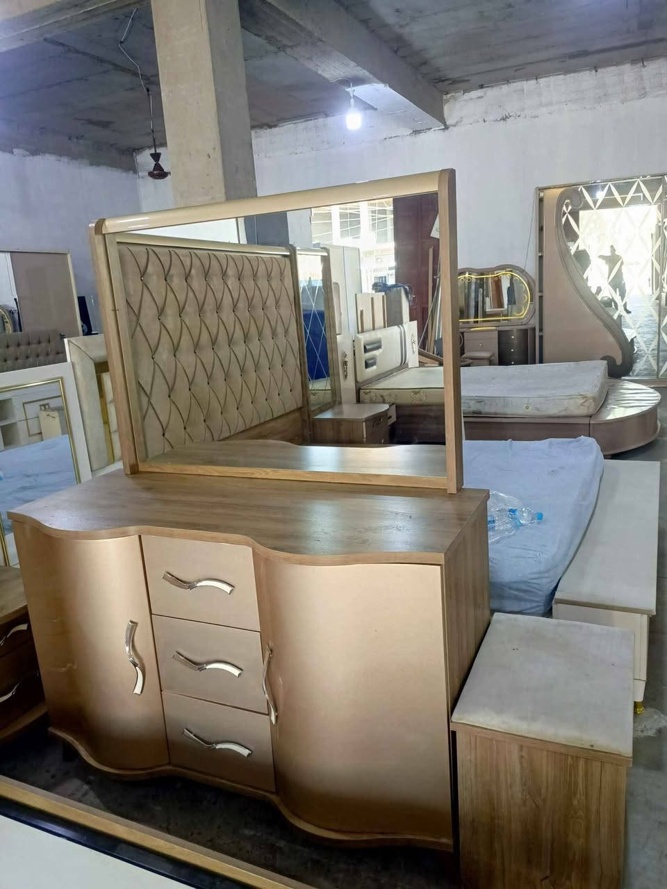 غرفة نوم ملكيه مودرن 10 قطع كلش نضيفه كلش اخو الجديد سعرها فقط 875 عنوان كركوك الشراي يخابر 
*********** كركوك, العراق
