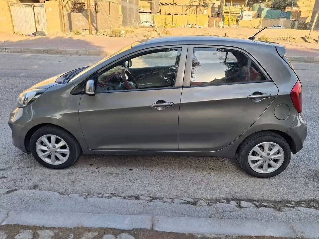 للبيع سيارة كيا بيكانتو موديل 2014 اللون رمادي كما موضح بالصور وارد خليجي رقم مثنى انكليزي بسمي سنوية لغاية 2030 هزة جديدة السيارة مصبوغة عام أثر صقوط مضله على القمارة السيارة ماشيه 107 ألف كم حقيقي مواصفات السيارة محرك 4 بستم ، كير اوتوماتيك ، كامرة خلفية ، شاشة أندرويد ، بلوتوث ، اتصال حاكيه ، مري شفط ، إشارة بالمري ، تحكمات بالسترين جهتين ، نظام ايكو تقليل صرف البانزين ، مانع انزلاق ، ويل كب ، بلاجكتورات جاهزة السيارة كير ومحرك و حدادية و كهربائيات و تبريد و تخم تاير كل نقص مابيها سعرها ( 78 ) ورقة للإستفسار الاتصال  على الرقم ( *********** ) السيارة موجودة بكربلاء وللبيع نقد فقط بدون مراوس ولا اقصاط .
