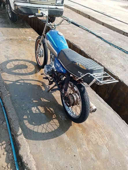 سلام عليكم دراجه للبيع مجفته العنوان بصره هارثه سعر 200 رقم ***********
