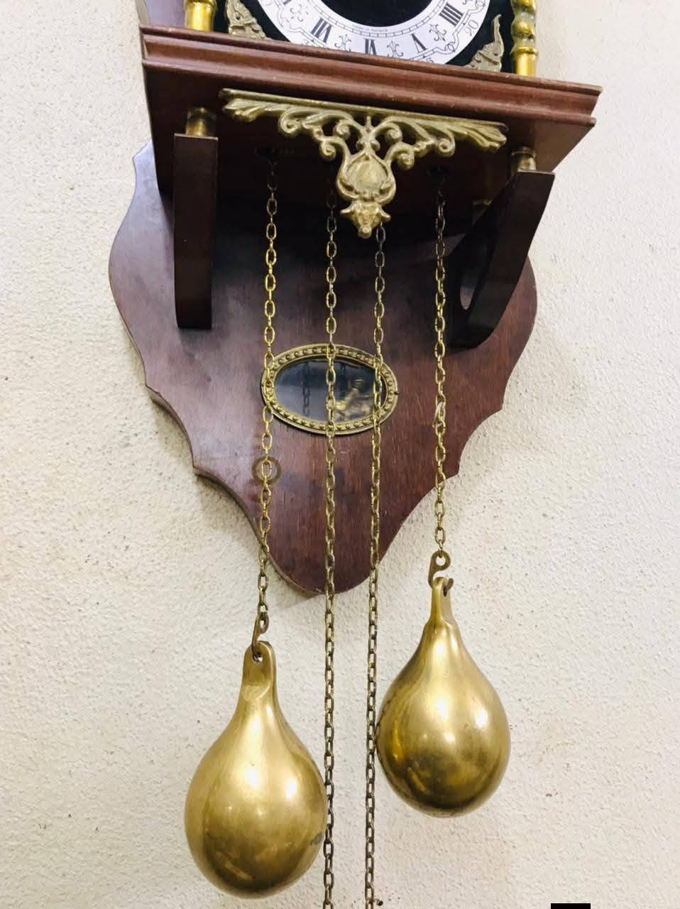 ✨ ساعة حائط أطلس ألماني أنتيك ✨
الحجم الكبير اكبر حجم في ساعات الاطلس 
تحفة فنية نادرة تجمع بين الأصالة والجمال 👌
⏳ مصنوعة من البرونز الأصلي بزخارف راقية تضيف لمسة فخامة لأي مكان.
🕰️ تعمل بآلية الأوزان (سلسلة بوزنين) تعكس عبق الماضي وروعة الصناعة اليدوية الألمانية.
📏 المقاسات: ارتفاع 65 سم × عرض 27 سم – حجم مثالي يليق بالديكور الكلاسيكي والحديث.
🌍 مزينة بمجسم أطلس يحمل الكرة الأرضية، مع نقوش برونزية غاية في الإبداع.

هذه الساعة ليست مجرد آلة وقت، بل قطعة ديكور أنتيك مميزة تضيف قيمة وجمال لمكانك ❤️
للتواصل 01200447428
01011385187
#ساعة_اطلس
#ساعة_حائط_انتيك
#تحف_وانتيكات
#انتيك
#ديكور_كلاسيك
#ساعات_ميكانيكية
#برونز_اصلي
#قطع_نادرة
#هواة_التحف
#بيع_تحف
#مصر
#القاهرة
#الجيزة
#الاسكندرية


**إذا كنت صاحب هذا الإعلان وتريد حذفه لأي سبب، رجاءا أرسل رسالة إلى الدعم الفني**