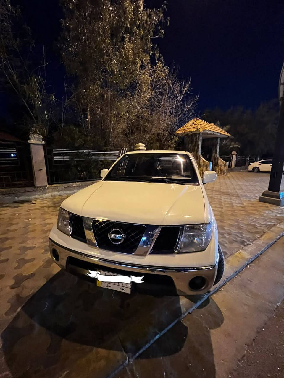 السلام عليكم 
نيسان نيفارا ٢٠٠٩ 
السياره نضيفه 
ضربتها بابا بصف السايق مصلح 
وبيها طخطخات اني مصلحها وصابغ الاماكن مال الطخطه 
ابيعلك حزان بس هيه مو حزام 
السياره نصبتها حلوه 
صدرها جديد كهربائيات
كيرها محركها وين متريد ترايك 
ترهم بيع او مراوس 
*********** 
مكان السياره فلوجه
