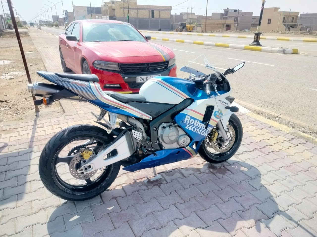 السلام عليكم دراجه Honda CBR600RR للبيع
نوع المحرك: 4 أسطوانات مستقيمة (Inline-4)، تبريد سائل، 16 صماما 
قوة الحصانية: حوالي 117 حصان عند 13,000 دورة في الدقيقة.
الفرامل: مزدوجة في الأمام مع ملاقط (Calipers) من شركة Tokico v
دراجه عليه ادامه كامله من تاير للتاير مي راديتر اصلي زيتي دسكات أمام و خلفي جديد اصلي دهن فلتر دهن  تاير خلفي + امامي مكينه مكفوله من فتح برغي ما مفتوح دراجه جاهزه على اخر مال جناي بيه فقط ورقه منفيس سعر 28 ورقه و بيه مجال حك الجيه 
عنوان واسط رقم الهاتف *********** اتصال و بي واتساب ما متواجد على فيس اقره قبل لتتصل كلشي موضح
