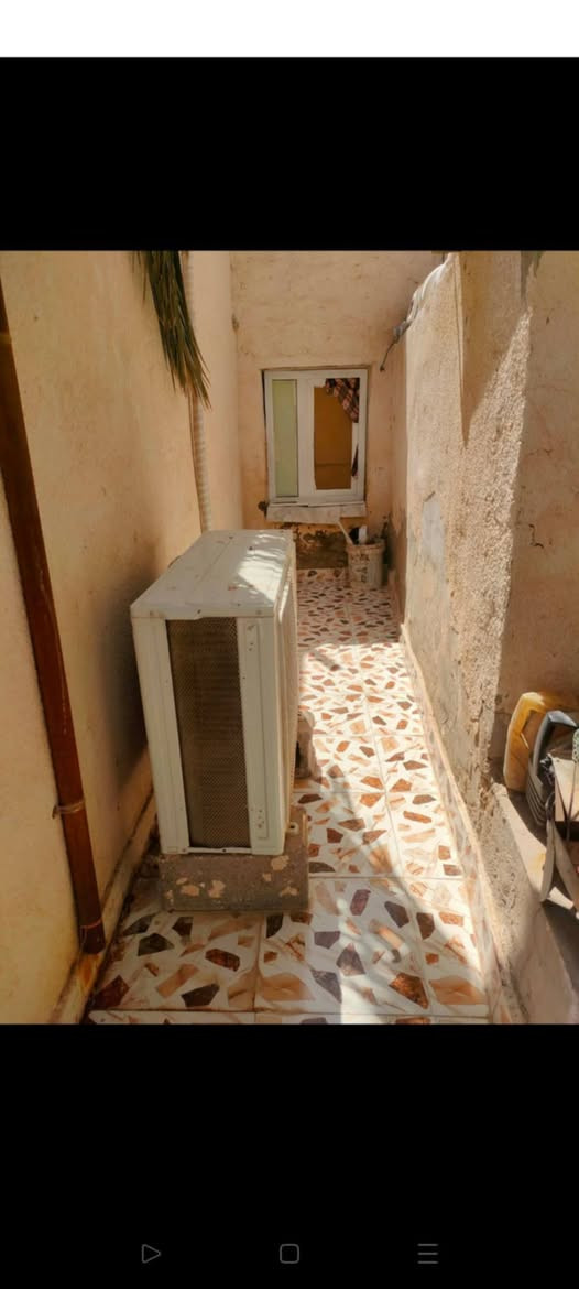 بيت للبيع بحي العزل زراعي سند 25 مساحته 140 متر يحتوي غرفه وصاله وصحيات ومطبخ وحديقه جبيره البيت نضيف كما موضح السعر 35 وبي مجال كلش بسيط للاستفسار *********** مكتب الصالح
