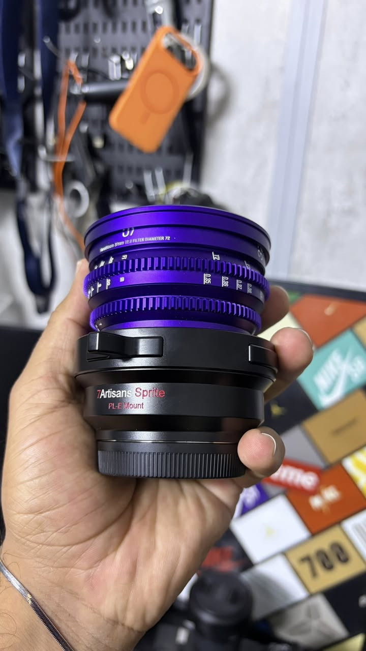 عدسة سينمائية مميزة لعشاق اللقطات الفنية والإبداعية 🎥✨

عدسة 7Artisans 37mm T2.9 Floral Bloom Cine Lens
مصممة خصيصًا لإنتاج تأثيرات بوكيه فنية وانفجارية تعطي المشاهد طابع سينمائي مختلف ومميز.

▪️ تدعم كاميرات Full-Frame
▪️ فتحة عدسة واسعة T2.9
▪️ تأثيرات بوكيه فنية مع عزل وإضاءة سينمائية خرافية
▪️ مقاس فلتر 72mm
▪️ تصميم Cine احترافي مع فوكس سلس ودقيق
▪️ مناسبة للتصوير السينمائي، الكليبات، والمشاهد الإبداعية

عدسة تقدم طابع بصري مختلف ولمسة فنية مميزة لكل لقطة.  

العدسة نظافة 100/100 مع الادبتر 
سعر 800 الف علما وصلتلي بسعر 975 

مكاني بغداد الكفاح 
ماعدي توصيل توصيل ماعدي


**إذا كنت صاحب هذا الإعلان وتريد حذفه لأي سبب، رجاءا أرسل رسالة إلى الدعم الفني**
