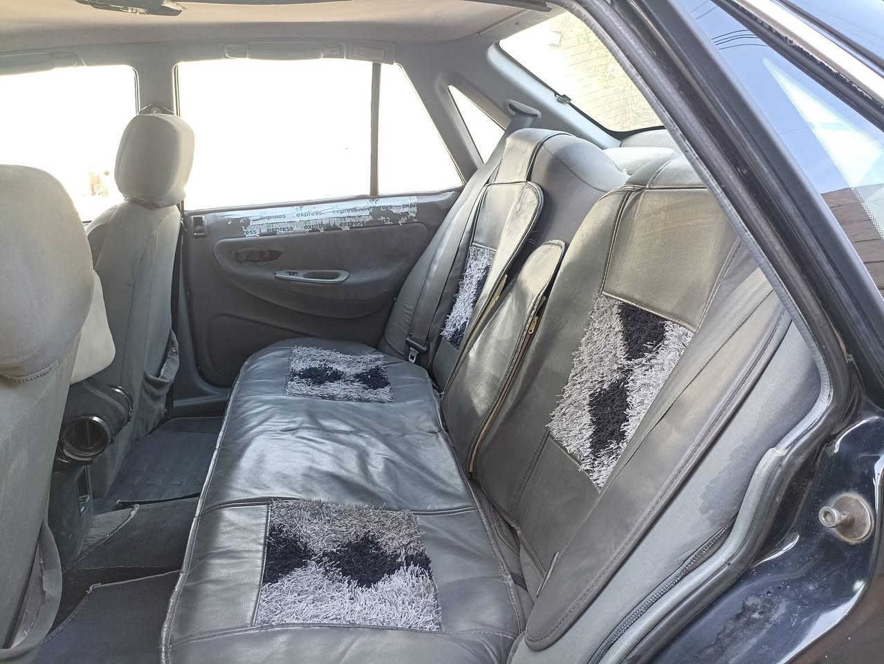 السلام عليكم سيارة للبيع برنس فراشه موديل 97 لون اسود سنويه عضم عاج السياره نضيفه بشكل تحويل مباشر 
السعر 35 ورقه وبيه مجال للاستفسار هاتف ***********
