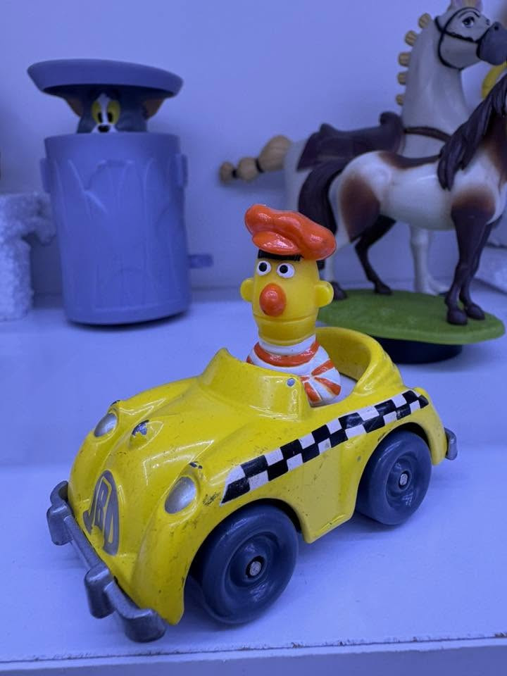 قطعة بدرّ للهواة حديد بالكامل
الشركة المصنعة: أنتجتها شركة Playskool بالتعاون مع شركة Muppets Inc.

تاريخ الإصدار: يعود تاريخ تصميمها وإنتاجها الأصلي إلى الفترة بين 1981 - 1983.
 المادة: الهيكل السفلي للسيارة مصنوع من المعدن (Die-cast metal)، بينما الرأس والتفاصيل العلوية من البلاستيك. تتميز بوجود حرف "B" في المقدمة ولوحة خلفية تحمل اسم "BERT".


**إذا كنت صاحب هذا الإعلان وتريد حذفه لأي سبب، رجاءا أرسل رسالة إلى الدعم الفني**