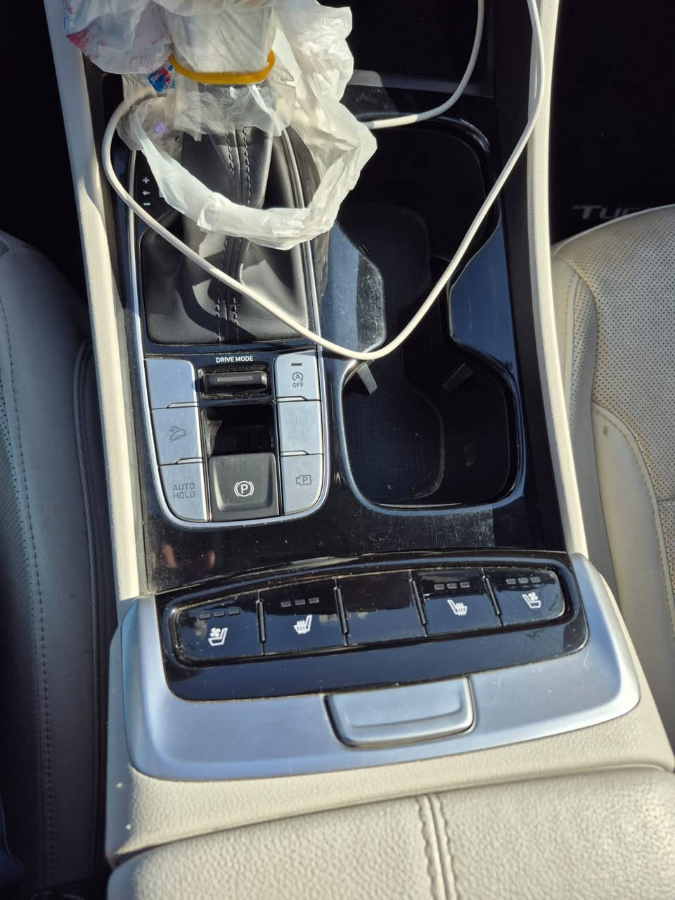 السلام عليكم
توسان وارد امريكي موديل ٢٢ للبيع 

صور الحادث مرفقة بدون دواخل بدون ايرباك حادث سطحي نفسه معدل ومصبوغ والجاملغ مبدل 

السيارة فول مواصفات 

محرك ٢٥٠٠ ,رادارات، جامات أوتو، توقف ذاتي، فتحة، كرسي كهرباء، الجنطة كهرباء، تشغيل عن بعد، ويل كروم ١٩، كشنات ،

جلد، داخل ابيض، وكراسي تدفئة وتبريد

تحديد مسار وتنبيه خروج عن المسار 

هاند بريك دكمة وبعد بيها مواصفات 

السيارة ارضيتها مدوشمة جلد 

السيارة رقم بغداد بأسمي 
باتري جديد تايرات بعدها جديدة 

سنوية ٢٠٢٩

السعر ٢٠٠ ورقة وبيها مجال بسيط 

الموقع بغداد جسر ديالى الجديد منطقة ٩ نيسان 

للتواصل ***********
