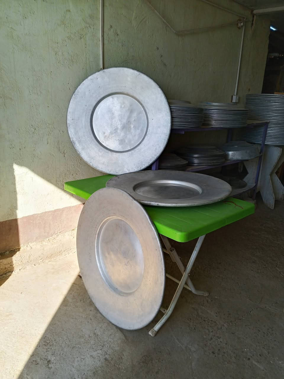 السلام عليكم
للبيع صياني ولائم نضيف جدا للمناسبات الحجم الكبير قياس 90 سم تقريبا.    العدد 40 السعر ،(10.000) للقطعة الواحدة للاستفسار الاتصال ***********
