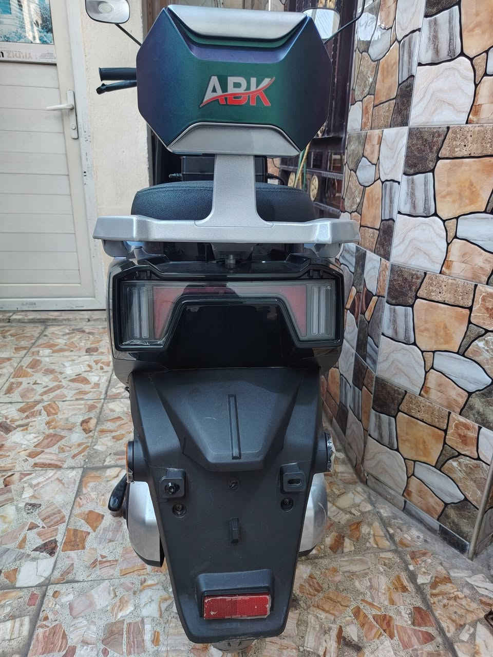 دراجة ABK الملكة معرض مؤيد طيارة
بطاريات عدد 6 ،،، 32 أمبير ،، 72 فولت
مانع للانزلاق 
3 سرعات  ،، السرعة الحقيقية 80 
بالشحنة الواحدة 60/70 كيلو حسب الظروف 
استخدام 3 أشهر 
السعر 950 
بغداد / حي العامل


**إذا كنت صاحب هذا الإعلان وتريد حذفه لأي سبب، رجاءا أرسل رسالة إلى الدعم الفني**