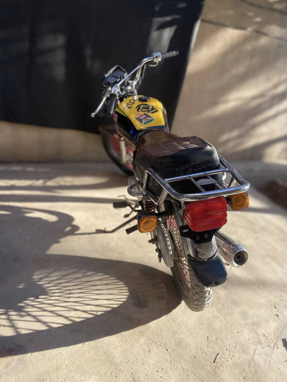 للبيع مستعجل تايكر موديل ٢٠ فول نضافه كلها شغاله ٤ كير محرك ١٢٥ السعر ٣٥٠ وبي مجال مكاني تكريت القادسيه رقمي ***********
