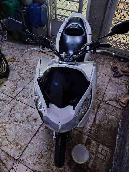 السلام عليكم. دراجة pcx محرك 125 جيل اول
دراجة جاهزة نگرة محرك خير من الله كهربائيات كلها شغالة حساس ستان لايت زنون عالي ناصي اشاير كلشي شغال السعر 900 الف مكانها الشعب حي البساتين كفراتها شوية تعبانة  صور كدامك  ***********
