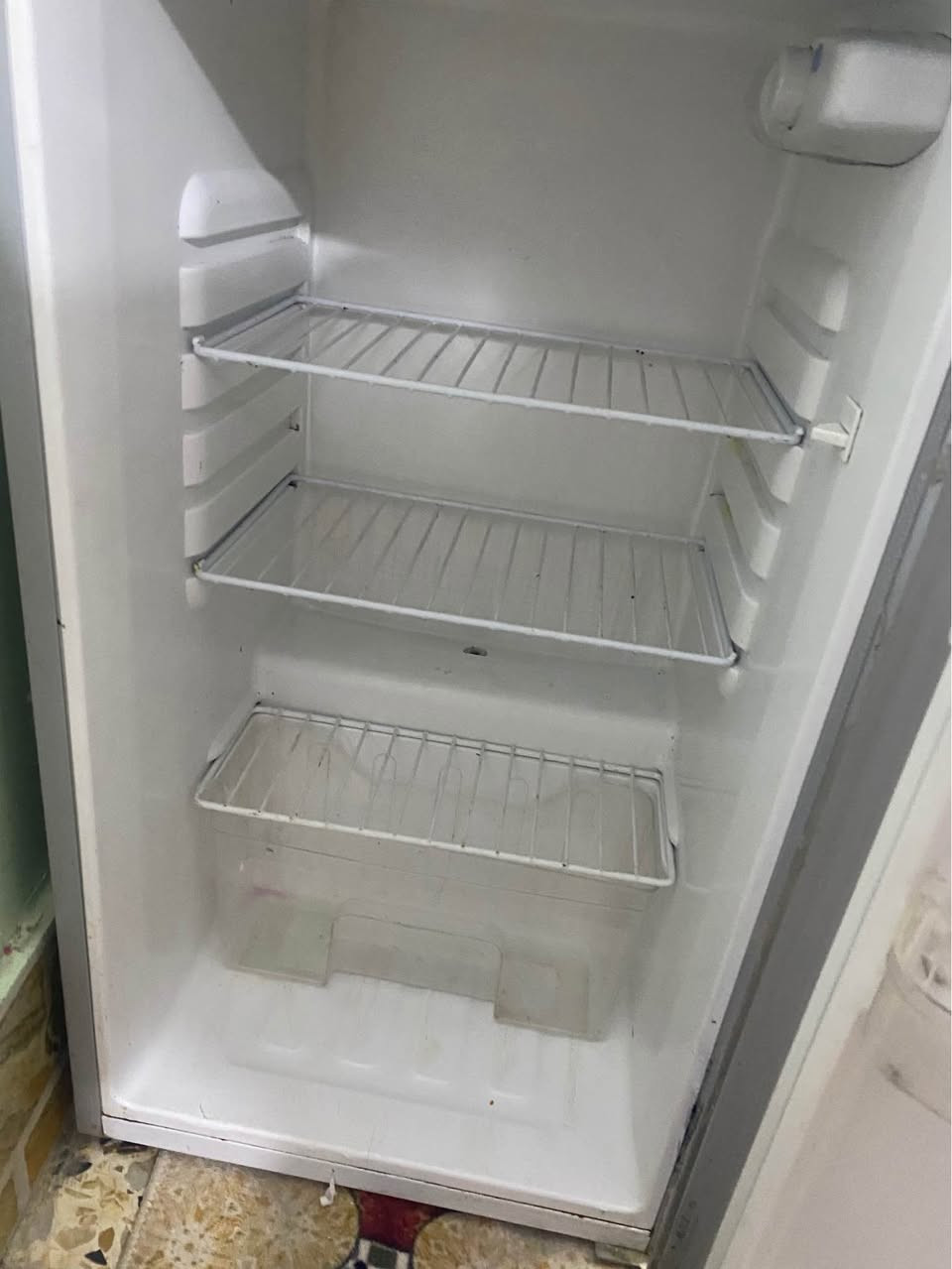 سلام عليكم متاح ثلاجه MONAKOالحجم مثل ماموضح بالصور اخت الجديده وشرط التجميد والتبريد ماداخله ابد تصليح وين متريد وديهه حتى المفتاح وياها موجود السعر 130 وبيه مجال بسيط مكاني بغداد حسينية الراشديه رقمي بي واتساب(***********)او على الخاص موجود بغداد, العراق
