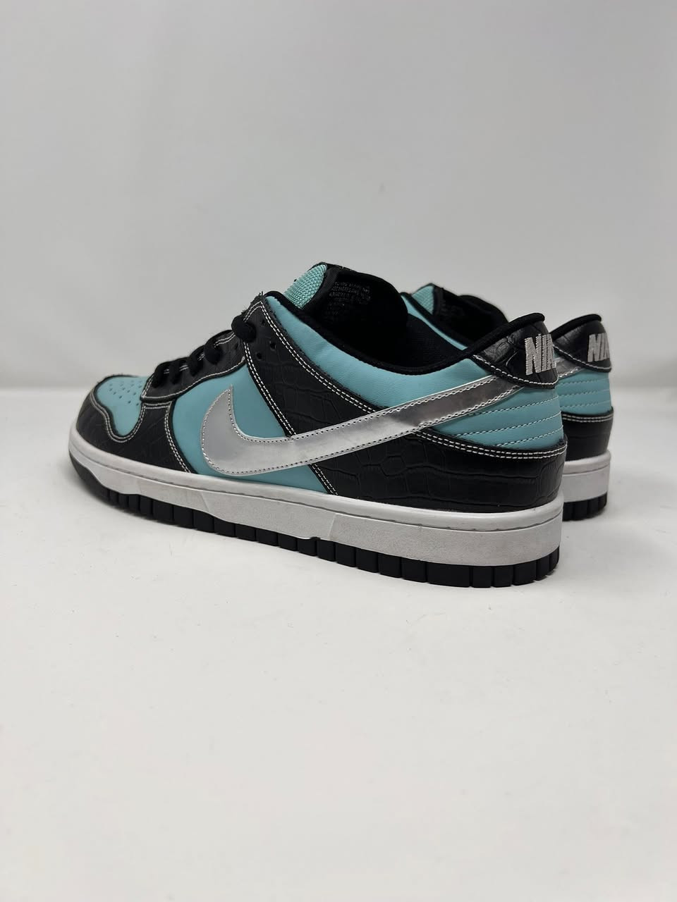 Nike sb diamonds
قطعه فنيه تفاصيلهه رائعه، حجم 44(28cm)، القطعه سعرهه على المواقع يتجاوز ال 2000دولار،،،،،،،،،،
سعرهه 35 الف دينار بس

ادخل انستا شوف شنو متوفر
https://www.instagram.com/hermes.storex?igsh=MTBvc3I2dm9yYTBjaw==


**إذا كنت صاحب هذا الإعلان وتريد حذفه لأي سبب، رجاءا أرسل رسالة إلى الدعم الفني**