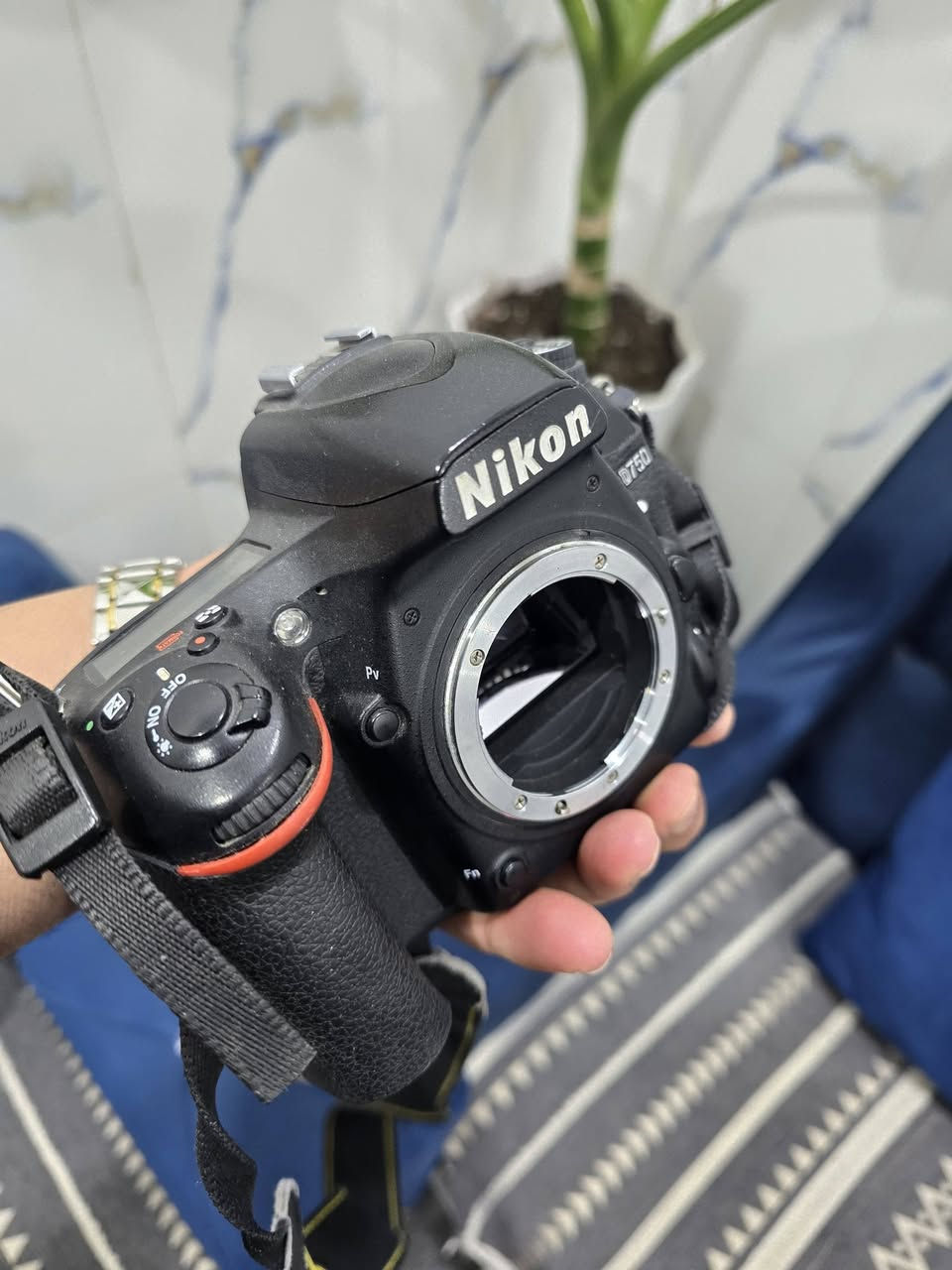 السلام عليكم 
نيكون D750 
نضيفة جدا شترها 58 الف 
مع عدسه 24/120
السعر 1150 الف 
مليون وميه وخمسين الف 
مكاني ذي قار 
*********** واتساب
