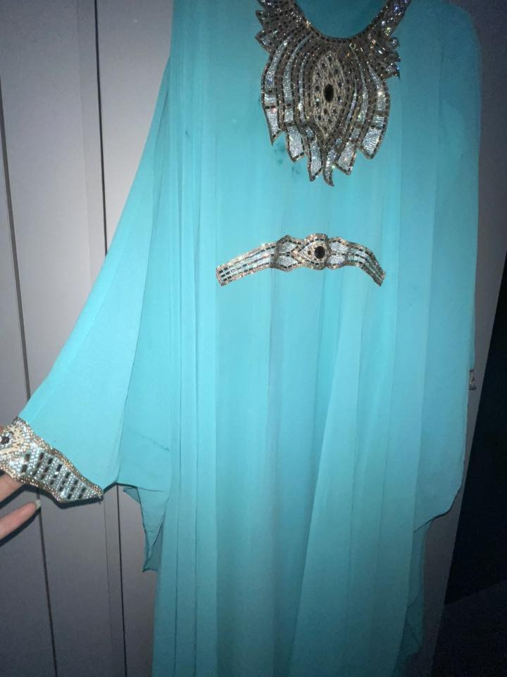 هلو بنات
فساتتين ودراعه لابستهن ع ساعه الفساتين يلبسن من 40-42 والدراعه تلبس38-44 لان بيها تصغير وتكبيير واحتمال اكثر وزن بعد تلبس مكاني بغداد الفستان الواحد ع 40  والدراعه ب30


**إذا كنت صاحب هذا الإعلان وتريد حذفه لأي سبب، رجاءا أرسل رسالة إلى الدعم الفني**