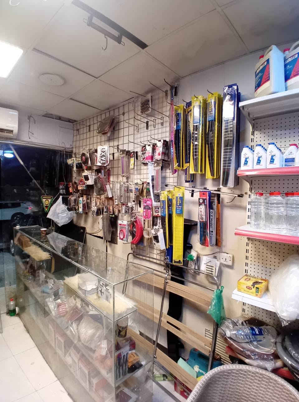 السلام عليكم للبيع محل كماليات سيارات متكامل المحل كامل وشغال سبب البيع لعدم التفرغ 
عنوان المحل بغداد حي الجامعة شارع 66
علمآ مكان المحل حيوي 
واجار المحل رخيص جدآ 
للاتصال والاستفسار 
***********
متوفر واتساب 
*********** بغداد, العراق
