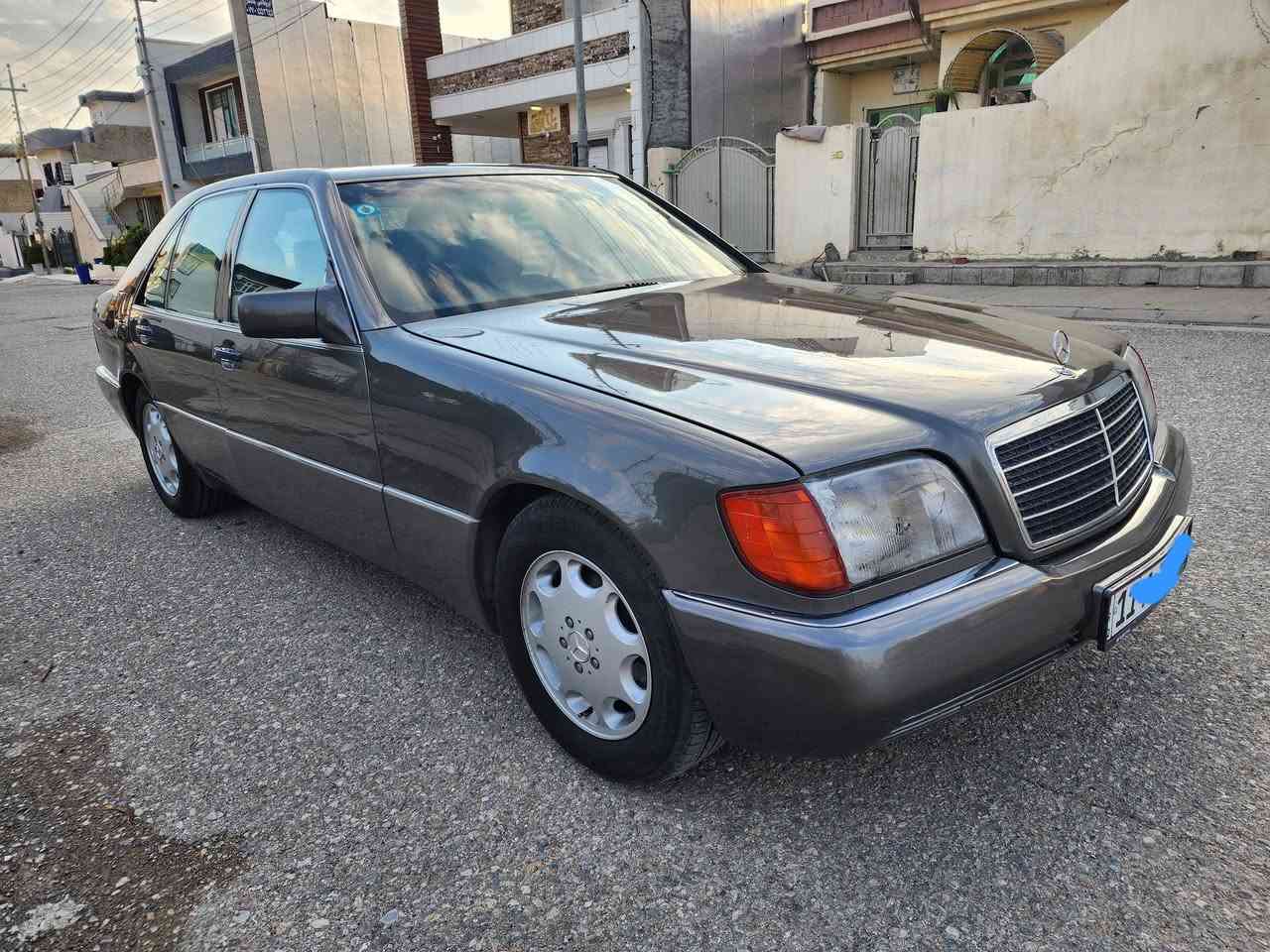 مارسيدس شبح موديل1992
رقم بغداد سنويه وهزه ورقم كله جديد بسمي
لون رصاصي مصبوغه عام  جماليه بدون ضربه ولا خياس 
مكينه كير كفاله كله بلاد
حجم 320 s
تبريد شغال قطعتين
كهربائيات السياره كله شغاله
دبل جام دبل مروحه دبل فيت بم دبل هورن
فتحه سلايت شغال
داخل مخمل جديده
اريلات البك شغاله
السياره سيرفس كامل عليه تخم تاير جديد حداديه 100%
السعر 8,500$
مكان السياره بغداد العامريه 
***********
