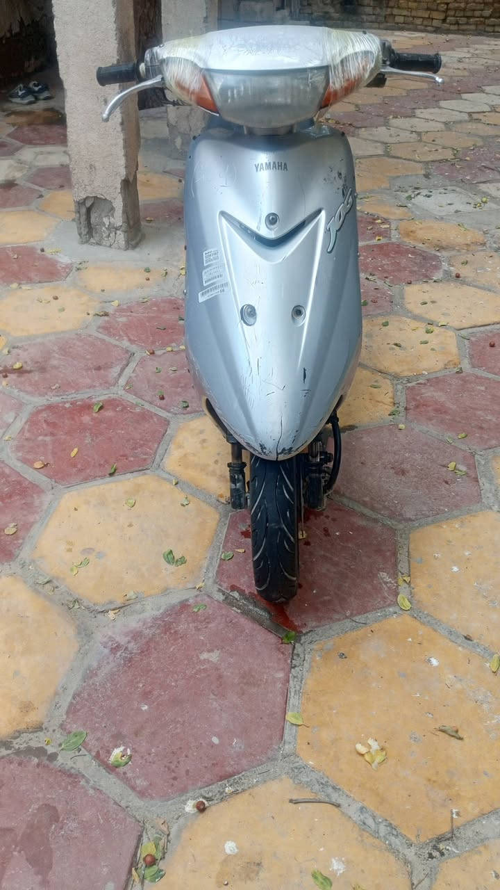 سلام عليكم الدراجه للبيع  كله شغال بس العداد والسلف ما يشتغل لايت بكلايت اشاير كله يشتغل  نقره هندر السعر 200 وبيه مجال المكان الناصريه الرقم ***********
