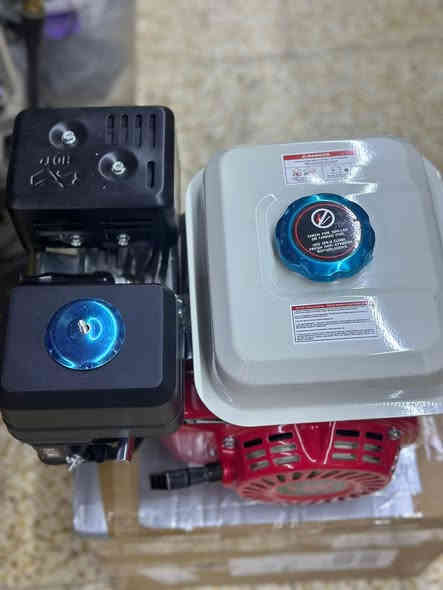 السعر 125 الف دينار 
محرك بنزين رباعي الأشواط بقوة 7.5 حصان (أو 5.1 كيلوواط). تُعرف هذه المحركات عمومًا بأسماء طرازات مثل ZT210 أو 170F/170power وتستخدم على نطاق واسع في المعدات الصناعية والزراعية. 
تفاصيل المنتج
تتميز هذه المحركات بتصميم صمام علوي (OHV) يوفر كفاءة محسّنة في استهلاك الوقود وانبعاثات أنظف. 

القوة القصوى: 7.5 حصان (5.1 كيلوواط) عند 3600 دورة في الدقيقة.

الإزاحة (السعة اللترية): حوالي 210 إلى 224 سم مكعب.

نوع المحرك: أسطوانة واحدة مائلة بزاوية 25 درجة، رباعي الأشواط، عمود أفقي، ومبرد بالهواء القسري.

سعة الوقود: خزان بسعة 3.6 لتر.
سعة زيت المحرك: 0.6 لتر.

ميزات إضافية:
نظام حماية من انخفاض مستوى الزيت يوقف المحرك تلقائيًا لمنع التلف.
عمود مرفقي من الحديد المطروق وبطانة أسطوانة من الحديد الزهر لزيادة المتانة.
نظام إشعال مغناطيسي ترانزستوري موثوق. 
التطبيقات الشائعة
يُستخدم هذا النوع من المحركات بشكل شائع كبديل للمحركات القديمة في مجموعة متنوعة من الآلات، بما في ذلك: 
عربات الكارتينج (Go-karts).
مولدات الطاقة.
مضخات المياه.
ضواغط الهواء.
آلات الحراثة الصغيرة.
غسالات الضغط (الضغط العالي).
اتصل واتس ***********
 اب او ادخل خاص
