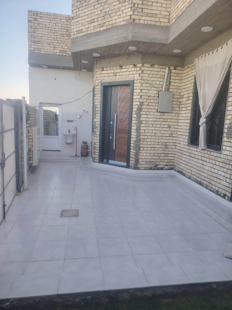 دار للبيع عله طريق الزوار خلف السكلات يبعد عن الشارع العام سبعين متر مساحت الدار200متر  طابو زراعي سند 25مداور ثاني يوم عرض الشارع 8 متر  الدار بي غرف عدد 3 صاله 8في 4 ومطبخ حار ومطبخ بارد ستقبال 7في 4 مجاميع صحيه عدد 2 داخليه وخارجيه بنيان درجه اوله طابوك جمهوري  كونكريت للاستفسار ***********
