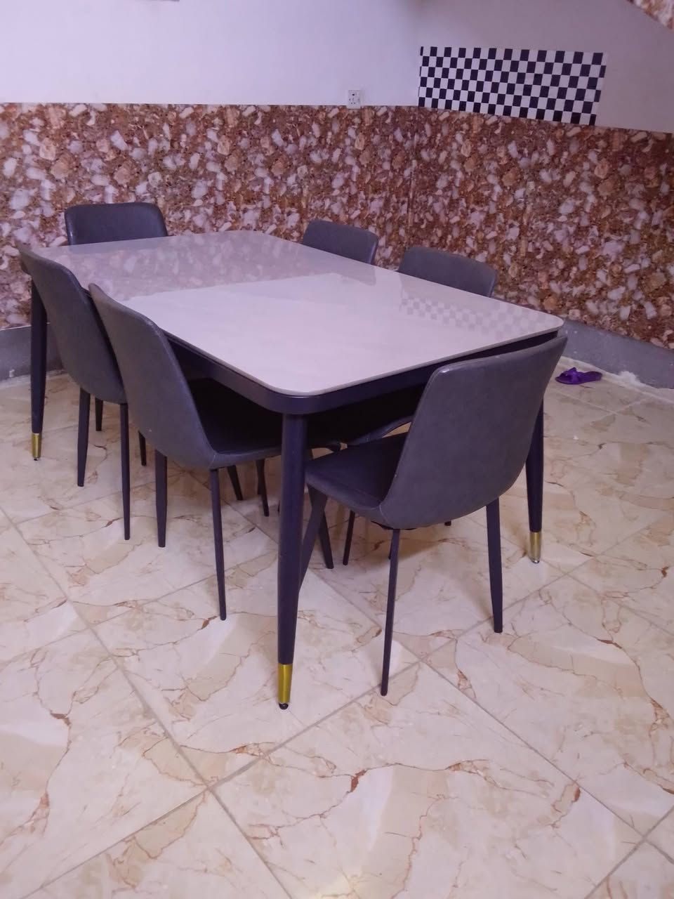 طاوله طعام مع الكراسي السعر ٢٥٠ وبيه مجال المكان محموديه ***********
