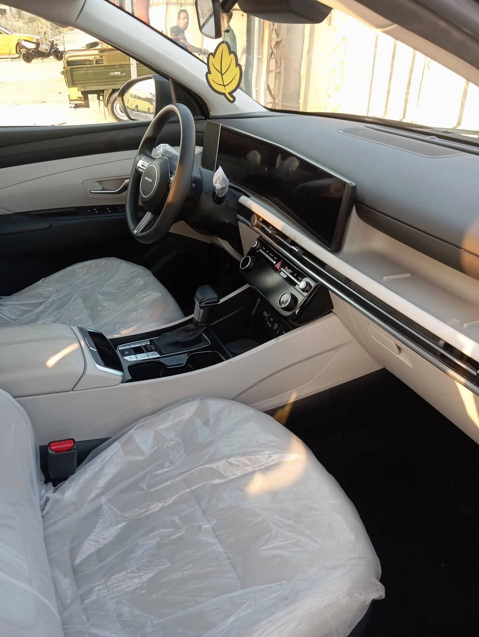 السلام عليكم توسان وارد موديل 25 مبدل بنيد نفس اللون وچاملق ماشيه 12 يعني زيرو مكان  السياره البصره بيع او مراوسه حسب الرغبه ***********
