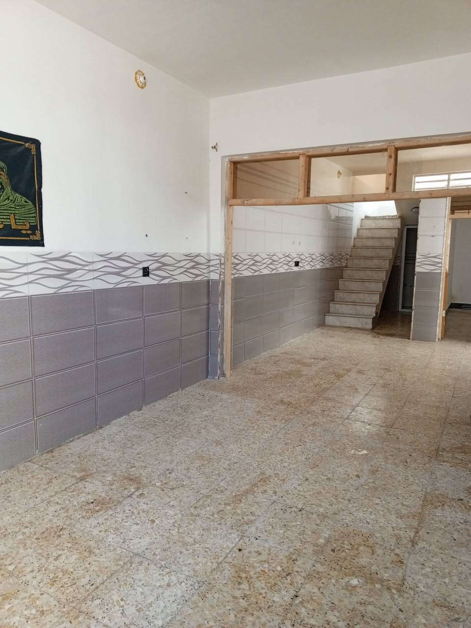 ياالله دار للبيع النجف الاشرف شارع المطار القديم مقابل تقاطع شارع علكم الشبلي مباشره المساحه 100متر طابو زراعي 25 مشمول بل تمليك يحتوي على غرفه وصاله ومطبخ واستقبال وحمام داخل وخارج كاشي سيراميك صب كونكريت بناء طابوق نهروان شقل جناي ومرتب وبلاش السعر بلاش 38مع المجال للاستفسار الاتصال او المراسله ***********
