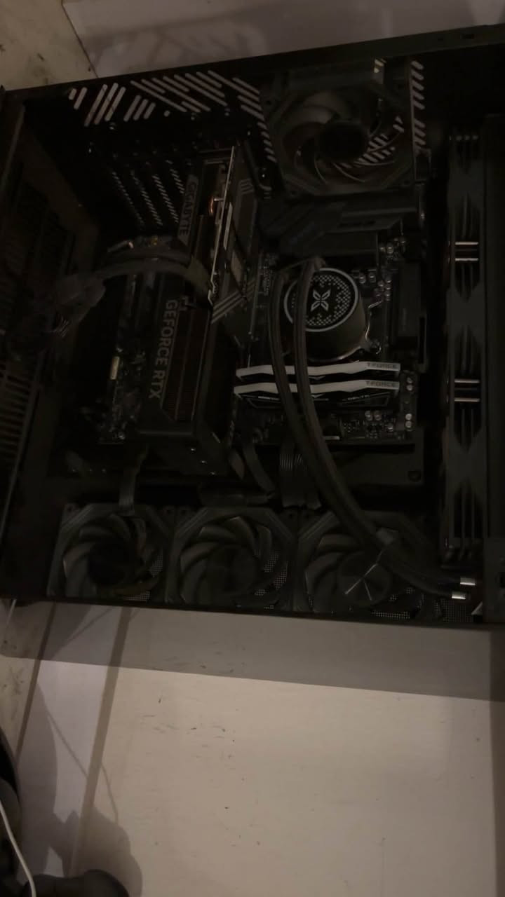 السلام عليكم ...
تجميعه للبيع المواصفات: 
1- Amd Ryzen 7 9800x3d
2- Gigabyte geforce rtx 5070 12gb oc 
3- T.force Delta 32GB (2*16) 6000MhZ DDR5
4-Motherboard Gigabyte x870 wifi6 
5- storage. Lexar Nvme 512gb 
                     Bullet Nvme 1tb

6- Cooler Xigmatek fenix 360 
7- Power supply Segotep 850W Gold plus 

8-Case Darkflash DY470 black 
 

السعر (3,000,000)
كراتين القطع موجوده عده الماذربورد والكيس 
تجميعه جديده استخدام جداً قليل وخفيف يعني حتى العاب ثكيله ملاعب عليها... وبلعافيه علياخذها ..


**إذا كنت صاحب هذا الإعلان وتريد حذفه لأي سبب، رجاءا أرسل رسالة إلى الدعم الفني**