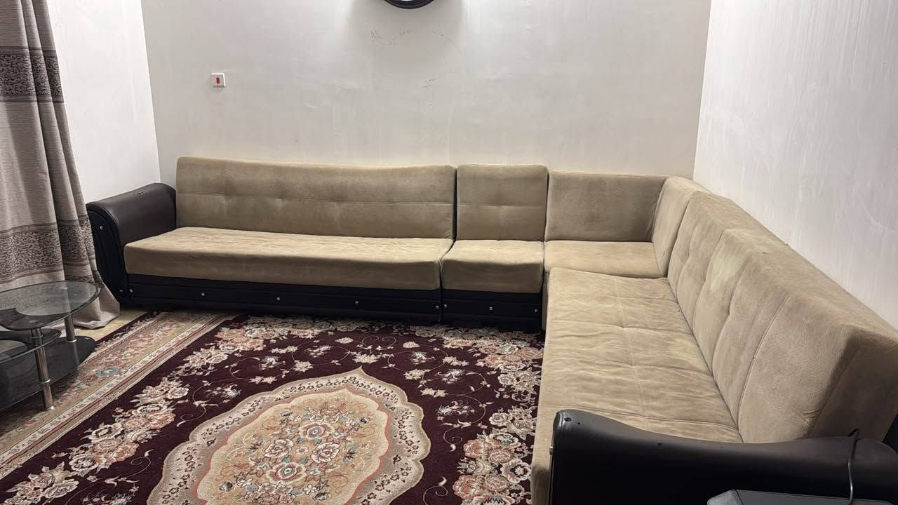 تخم + ديوان + الساعه + البردات للبيع 
السعر ٢٠٠ الف الشراي يتصل عل الرقم ***********
