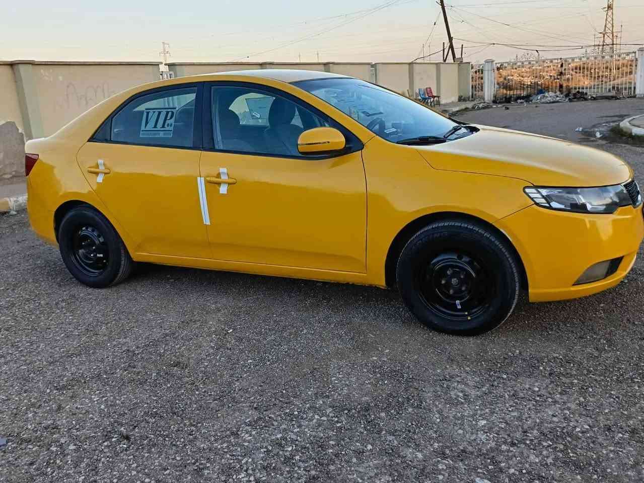 ***********
فورتي 2012
 رقم بغداد بأسمي 
وارد أمريكي 
بيها جاملغ أمامي فقط بدون دواخل 
مكينة 2000
تبريد شغال 
تخم تاير 
حدادية جديدة 
خط وبحث مصفرة 
سنوية 28
سعر السيارة 80
مكان السيارة واسط
